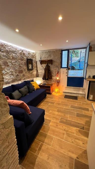 Stone Inn Near Acropolis & Metro 石头记 Felsenhohle أثينا المظهر الخارجي الصورة